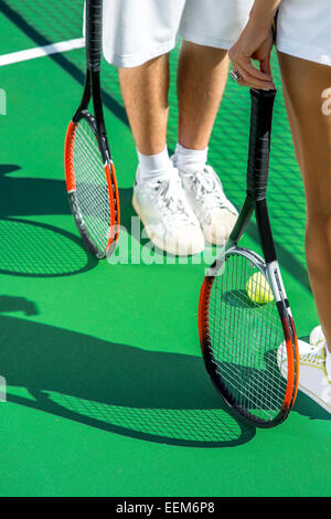 I giocatori holding racchette da tennis a th campo da tennis Foto Stock