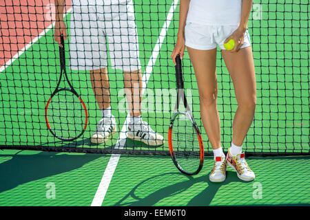 I giocatori holding racchette da tennis a th campo da tennis Foto Stock