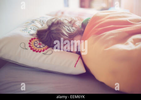 Sleeping boy (6-7) a letto Foto Stock