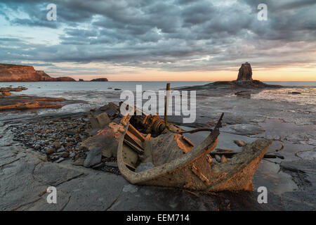 Regno Unito, Inghilterra, Yorkshire, Sunrise a Saltwick Bay Foto Stock