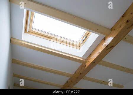 Lucernario installato sul tetto di una casa attico per illuminazione e ventilazione, vista interna Foto Stock