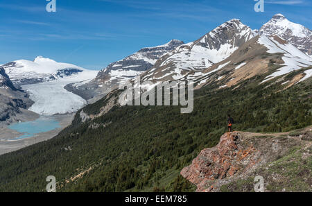 Canada, Alberta, il Parco Nazionale di Banff, Saskatchewan ghiacciaio e Valle, Canadian Rockies, Escursionista guardando vista dal monte Foto Stock