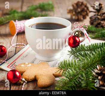 Tazza di caffè e gingerbread cookie con decorazioni di Natale Foto Stock