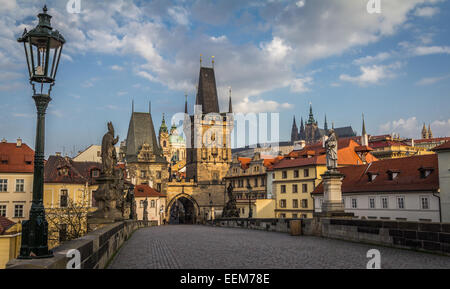 Vista della torre del ponte Mala Strana e del castello di Praga dal Ponte Carlo, Praga, Repubblica Ceca Foto Stock