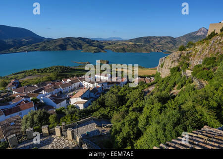 Spagna, Andalusia, Provincia di Cadice, Zahara, vista in elevazione del villaggio con la fortificazione circondata da laghi e montagne Foto Stock