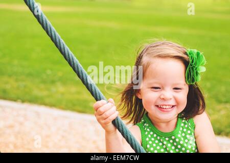 Ragazza sorridente che gioca nel parco, Stati Uniti Foto Stock