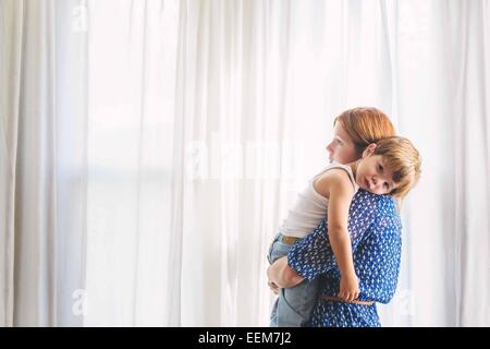 Ritratto di una madre che porta il suo figlio Foto Stock