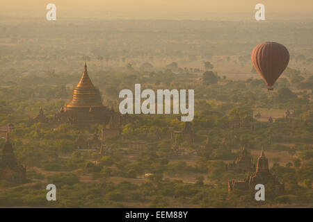 Mongolfiera che sorvola Bagan, Myanmar Foto Stock