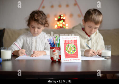 Fratello (6-7) e sorella (4-5) a scrivere la lettera a Babbo Natale Foto Stock