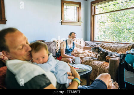 I padri caucasica e baby boy rilassante nella stanza vivente Foto Stock