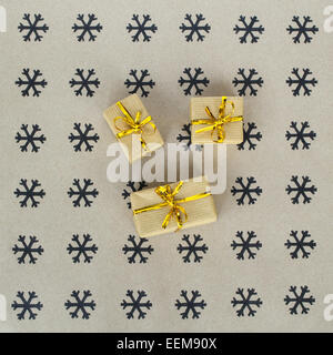 Regalo di natale scatole sul simbolo del fiocco di neve la carta di avvolgimento Foto Stock