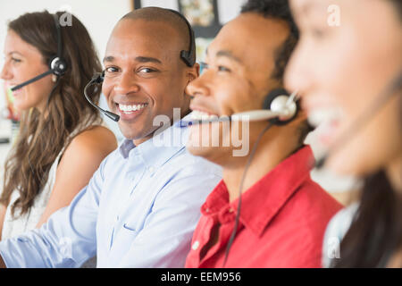 Imprenditore cuffie da indossare in ufficio Foto Stock