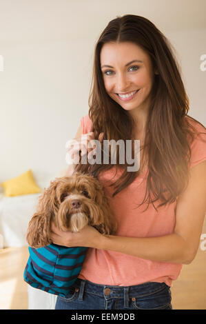 La donna caucasica holding cane Foto Stock