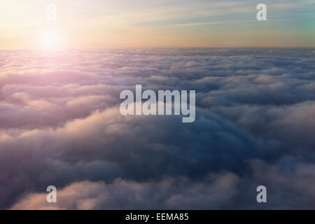 Elevato angolo visuale del cielo sopra le nuvole Foto Stock