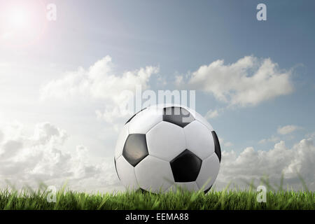 Close up pallone da calcio in erba Foto Stock
