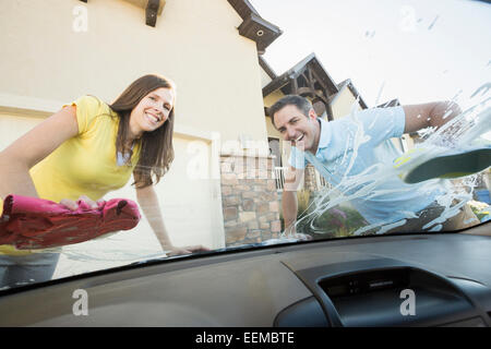 Coppia caucasica auto lavaggio parabrezza Foto Stock