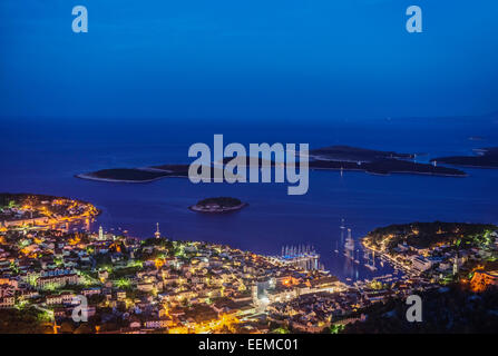 Vista aerea della città costiera illuminata di notte Foto Stock