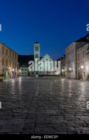 Piazza e palazzi illuminati di notte, Hvar, Split, Croazia Foto Stock