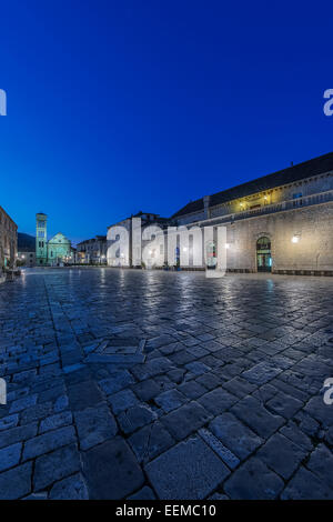 Piazza e palazzi illuminati di notte, Hvar, Split, Croazia Foto Stock