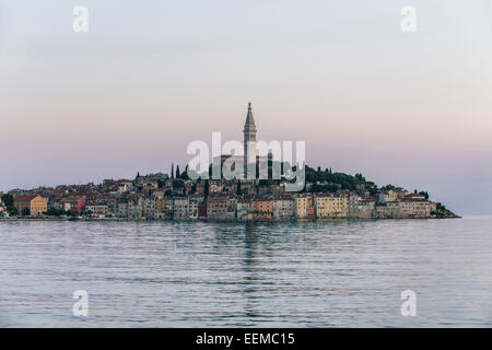 Vista aerea del villaggio su un'isola nell'oceano, Rovigno, Istria, Croazia Foto Stock