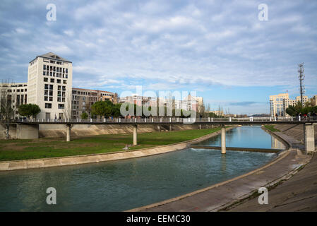 Ponte sul fiume Lez e nuovo sviluppo urbano, Montpellier, Francia Foto Stock