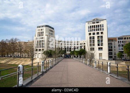 Ponte sul fiume Lez e nuovo sviluppo urbano, Montpellier, Francia Foto Stock