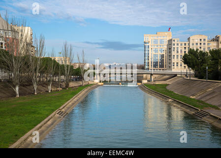 Ponte sul fiume Lez e nuovo sviluppo urbano, Montpellier, Francia Foto Stock