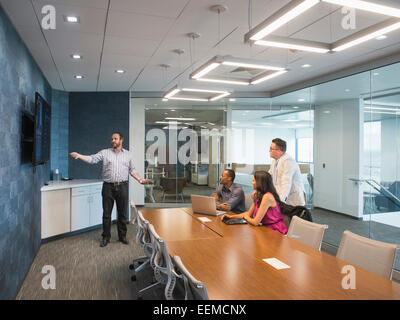 La gente di affari con sale riunioni in sala conferenze Foto Stock