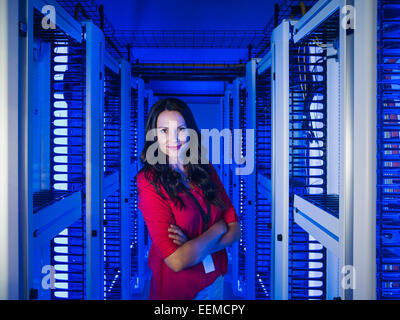 Imprenditrice caucasica sorridente in sala server Foto Stock