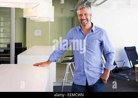Imprenditore caucasico sorridente in ufficio Foto Stock