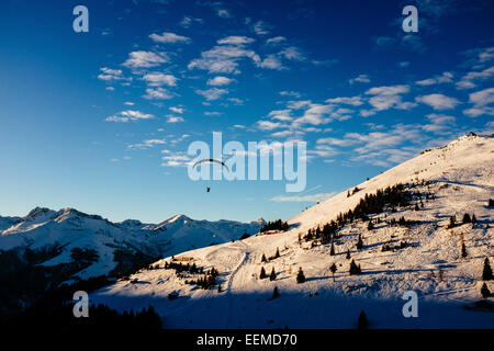 Parapendio volando sul Penken nella valle Zillertal , Tirolo, Austria Foto Stock