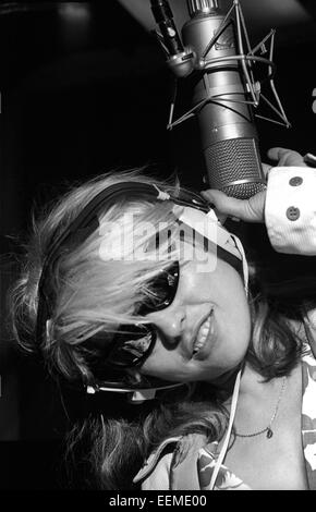 Debbie Harry della band Blondie lavorando su vocals la registrazione di linee parallele LP presso il record di impianto in New York 1978 Foto Stock