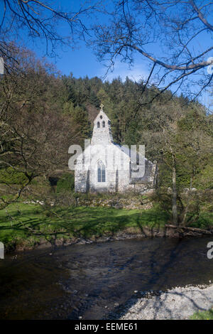 St anno la Chiesa Llananno dal lato opposto del fiume Radnorshire Ithon Powys Mid Wales UK La chiesa è stata oggetto di R S Thomas' poesia Foto Stock