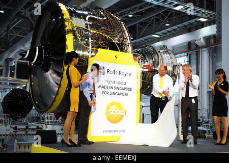 (150120) -- SINGAPORE, Gennaio 20, 2015 (Xinhua) -- Singapore il ministro dell'istruzione Heng Swee Keat (2 L), Singapore's Scoot Chief Executive Officer Campbell Wilson (3R) e Rolls-Royce Direttore Regionale dell'ASEAN e del Pacifico Jonathan Asherson (seconda R) partecipare alla cerimonia di inaugurazione del primo Singapore-costruito Trent 1000 aero engine in Singapore Seletar Rolls-Royce Campus, 20 gennaio, 2015. (Xinhua/quindi Chih Wey) Foto Stock