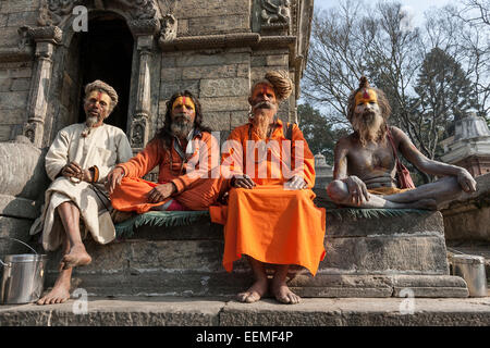 Sadhus, asceti, uomini santi, Pashupatinath, Kathmandu, Nepal Foto Stock