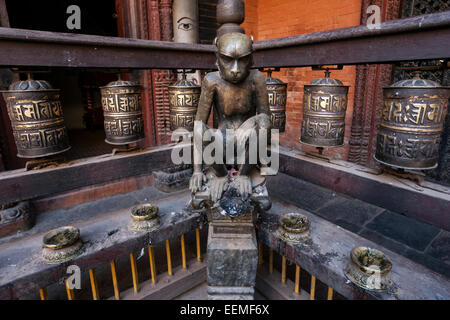 Ruote della preghiera nel monastero buddista Kwa Bahal, Tempio Dorato, Patan Nepal Foto Stock