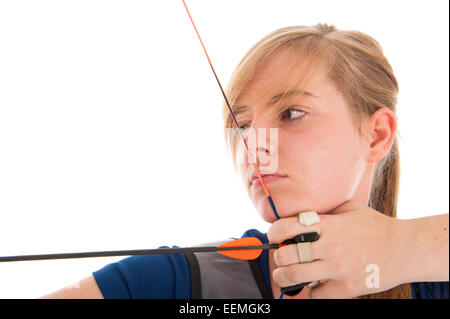 Ragazza giovane con capelli biondi mirando con un longbow in stretta fino Foto Stock