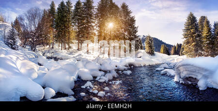 Inverno del fiume e della foresta nel montagne sulla giornata di sole Foto Stock