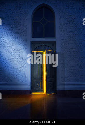 Apertura della porta con il bagliore giallo nella chiesa di notte