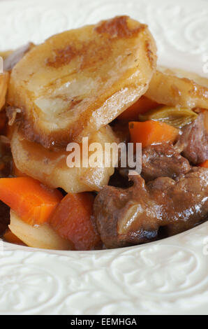 Lancashire hotpot tradizionalmente costituito da agnello e rabboccato con le patate a fette Foto Stock