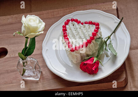 Un cuore di dolcezza e rose , il simbolo del nostro amore Foto Stock