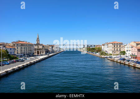 Vista di Martigues con A55 autostrada in background, Bouches du Rhone, PACA (Provence-Alpes-Côte d'Azur), Francia Foto Stock