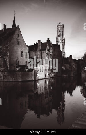 Belfort-Hallen torre campanaria dal canale in corrispondenza di Rozenhoedkaai accesa fino al crepuscolo, Bruges, Belgio Foto Stock