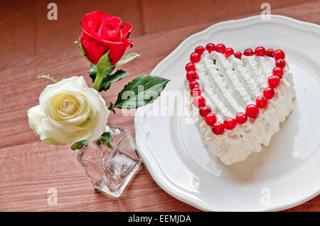 Un cuore di dolcezza e rose , il simbolo del nostro amore Foto Stock