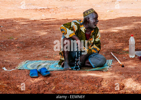 Marabout seduti sulle strade, a Bamako, in Mali. Foto Stock