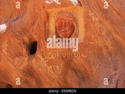 Immagine di Lawrence d'Arabia incise in una roccia nel deserto a Barrah Siq nel Wadi Rum in Giordania Foto Stock