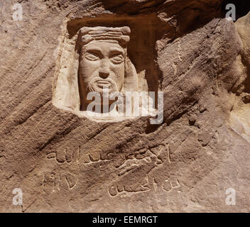 Immagine di Lawrence d'Arabia incise in una roccia nel deserto a Barrah Siq nel Wadi Rum in Giordania Foto Stock