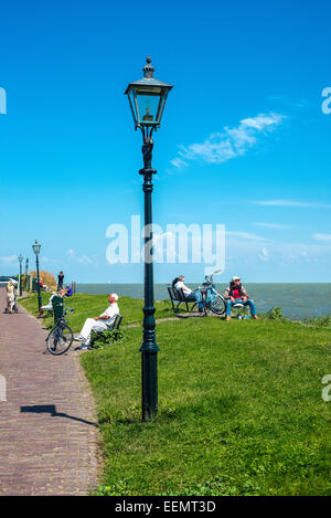 Amsterdam, distretto di Waterland, Volendam, persone sul lungomare Foto Stock