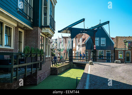 Amsterdam, distretto di Waterland, Volendam, un ponte levatoio nel centro della città Foto Stock