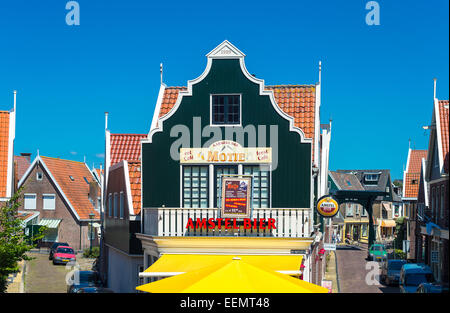 Amsterdam, distretto di Waterland, Volendam, case tipiche e negozi del centro città Foto Stock